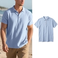 Détail d'un polo en lin bleu ciel avec un col rabattu et des boutons d'aspect naturel - Bleu clair