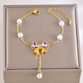 Bracelet papillon doré élégant avec perles blanches et cristaux de cœur violets en boîte - Bracelet