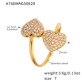 Dettaglio anello in acciaio inossidabile dorato con cuori in zircone e misure del prodotto - US 7 / Doppio cuore dorato