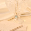Elegante goldene Edelstahlhalskette mit hellblauem ovalem Edelstein und Kristallanhänger - See Blau