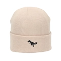 Detailopname van beige gebreide muts met kleine zwarte dinosaurus borduring en ribstructuur - 2-6 Jaar / Broken Wit