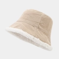 Dettaglio cappello alla pescatora in velluto beige con fodera in pile bianco soffice - M (56-58cm) / Beige