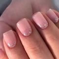 Kurze eckige künstliche Nägel in Nude-Rosa mit silbernem Glitzer-Verlauf und Glanz - Nude Rosa Verlauf Silber Glitzer Stil (JP3952)