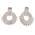 Pendientes de aro vintage en metal plateado con textura de rayas y perlas blancas - Pendientes de Botón de Perlas de Imitación Circulares Clásicos - Color Acero