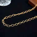 Minimalistische goldene Edelstahl-Kordelkette auf schwarzem Hintergrund mit Textur - 45cm