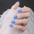 Unghie finte corte squadrate blu cielo con eleganti anelli d'argento su pizzo - Blu Cielo Lucido (DFL-06)