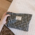 Détail de la trousse en coton à carreaux avec étiquette 'TIME TO PARTY' à la main - Noir