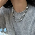 Detail einer silbernen zweilagigen Perlenkette mit Kristall-Unendlichkeitssymbol - Graue Perle