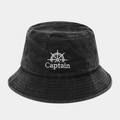 Detailansicht eines gewaschenen schwarzen Anglerhuts mit weißer Kapitäns-Steuerrad-Stickerei - M (56-58cm) / Schwarz