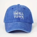 Dettaglio del ricamo SMALL TOWN girl su un cappellino in cotone blu lavato - Taglia unica / Blu Reale