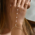 Bracciale ad anello dorato con zirconi e perle bianche in stile boho minimalista - Perle di riso con perle dorate