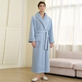 Accappatoio in pile azzurro a doppio strato per uomo con design lungo e cintura in vita - M / Blu ghiacciaio