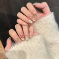 Détail d'ongles amande à presser avec sapin de Noël 3D et motifs de flocons de neige - XS / 2691 Oval Moyen