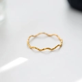 Anillo minimalista de ondas en acero de titanio dorado con textura martillada fina - US 6 / Dorado