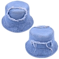 Dettaglio cappello alla pescatora in denim azzurro con fori strappati e bordi sfilacciati - Taglia unica / Azzurro