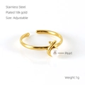 Dettaglio di anello regolabile in acciaio inossidabile placcato oro 18k con perla bianca - Stile Perla Incrociata (ZR648G)