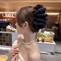 Pince à cheveux élégante en dentelle noire avec collier de perles sur un modèle - 4# Bulle en Maille Argent Noir