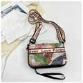 Sac bandoulière étanche à motif feuilles avec bandoulière beige Love Forever sur fond blanc - Feuille