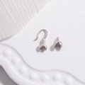 Makroaufnahme von S925 Sterlingsilber-Ohrhaken und Lotuskappenverschluss für DIY-Schmuck - Silber/Weiß K Set