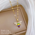 Foto macro de collar de abeja de oro de 3,3g con esmalte arcoíris y alas de cristal - Dorado (F106)