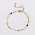 Gros plan d'un collier en acier inoxydable avec perles rectangulaires colorées et chaîne - Bracelet