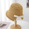 Strohhut mit weißer Spitzen-Schleife und geschlitzter Rückseite auf Holzständer - M (56-58cm) / Khaki
