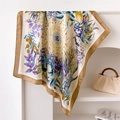 Detail van een vintage zijden sjaal met bloemen en fruit patroon op een witte standaard - 70cm / Beige met gouden bies