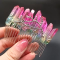 Handgefertigter Regenbogen-Kristall-Haarkamm mit silbernem Ast-Design auf dunklem Grund - Rosa-grüner Kristall + Zweig