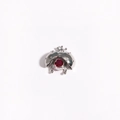 Gros plan détaillé d'un pendentif coccinelle en argent 3D avec pierre rouge centrale - Argent Zircone Rouge