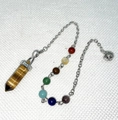 Tijgeroog kristallen pendel met zeven chakra stenen aan zilveren metalen ketting - B8-Tijgeroog