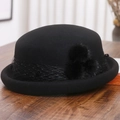 Détail du chapeau cloche en laine vintage avec voile en maille et trois pompons décoratifs - M (56-58cm) / Noir
