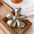 Elegante pinza para el pelo de flor en metal plateado brillante sobre textura de cuero - Pinza de Flor Grande / Plateado