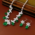 Detailopname van vintage zilveren ketting en druppeloorbellen met groene zirkoonbloem - 2-delige set (Ketting + Oorbellen) / Groen