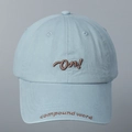 Primer plano del bordado 3D en una gorra de béisbol azul claro con visera curva - M (56-58cm) / Azul cielo