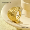 Vista macro de anillo de acero dorado con textura de hoja cepillada y medidas exactas - Dorado