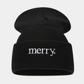 Dettaglio del ricamo bianco 'merry.' sul berretto in maglia nera con trama di pregio - M (56-58cm) / Nero