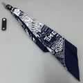 Vintage-Bandana aus blauer Baumwolle mit weißem Aufdruck und schwarzer Leder-Ringschnalle - Schal-Anhänger / Marineblaue Seefahrt mit Ring