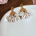 Dettaglio macro di orecchini in rattan intrecciato e conchiglie su piatto bianco - 12# Perno per orecchini in argento-Caffè-Bianco-Triangolo (Cornice triangolare in rattan con conchiglie bianche)