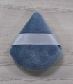 Borla de polvo flocada azul oscuro en forma de gota con cinta de satén gris sobre madera - Tamaño mini / Gris