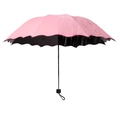 Parapluie pliant rose avec bords festonnés décoratifs et motifs floraux délicats - Rose