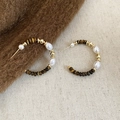 Detail van C-vormige gouden oorbellen met witte parels en bruine tijgeroog stenen - S925 Zilveren Pin C-Vorm Kralenstijl / Goud-Tijgeroog