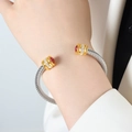 Bracelet jonc ouvert en acier torsadé avec détails dorés et une pierre de zircon rouge - Z059-Zircone Rouge Monocouche