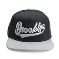 Détail du lettrage Brooklyn NYC brodé en 3D sur la casquette snapback noire et grise - Bord Gris Chapeau Noir