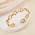 Bracciale rigido aperto dorato con maglie a catena e finitura lucida su supporto - Oro