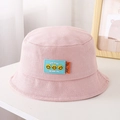 Dettaglio cappello pescatore rosa in cotone con toppa blu e motivi di sorrisi gialli - 52cm / Rosa