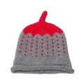 Detail der Erdbeer-Strickmütze mit roten Jacquard-Herzmustern und grauem Garn für Kinder - M (52-54cm) / Graurot