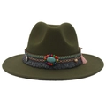 Detail van legergroene vilten fedora met etnische kralen, turkoois en gekleurde kwastjes - M (56-58cm) / Legergroen