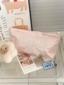 Beauty case in raso rosa con ricamo a fiocco bianco e dettaglio zip con perla - Medio / Rosa