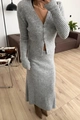 Detalle de los botones y la textura de punto acanalado de la chaqueta gris con cuello en V - S / Gris
