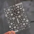 Gros plan d'autocollants 3D pour ongles avec cœurs en dentelle blanche, perles et nœuds - 3843# Cœur en Dentelle Avec Perles et Cristaux